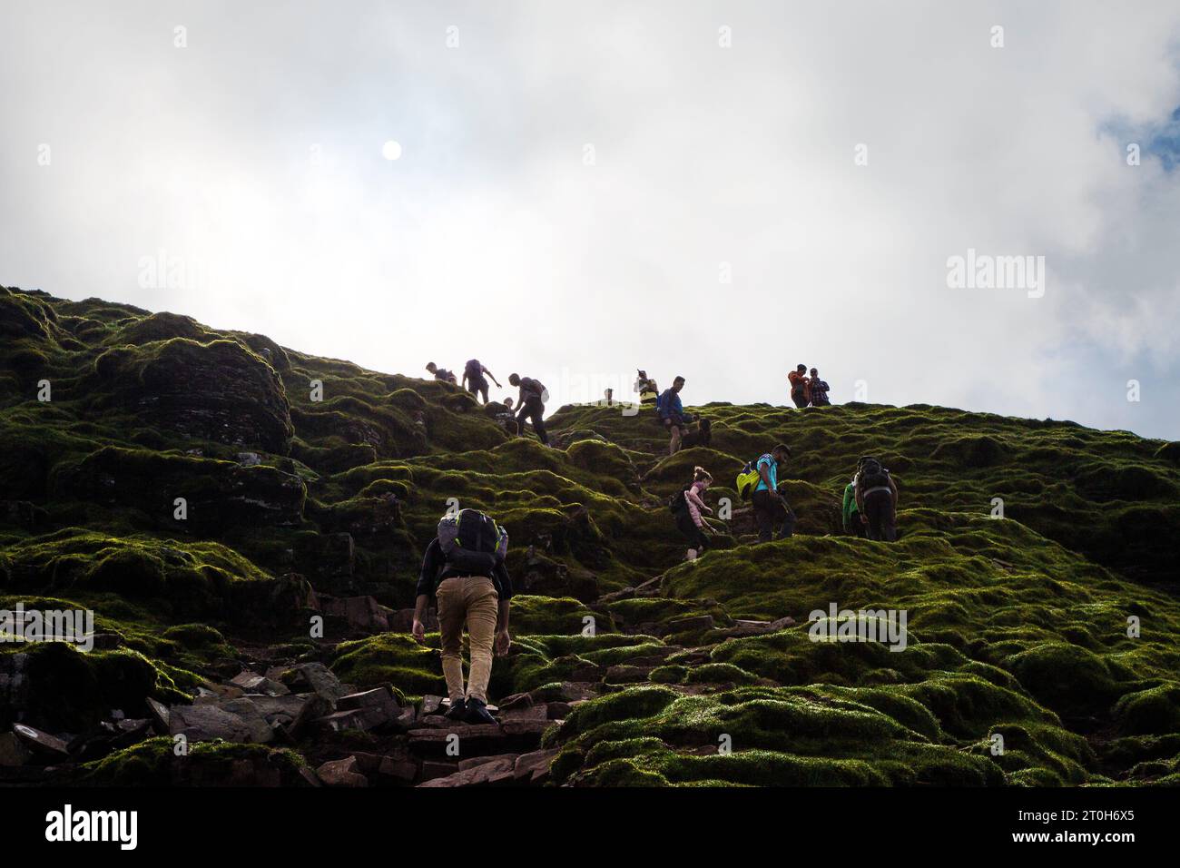 Escursionisti che salgono fino alla cima del Pen Y fan, Brecon Beacons National Park, Galles, Regno Unito Foto Stock