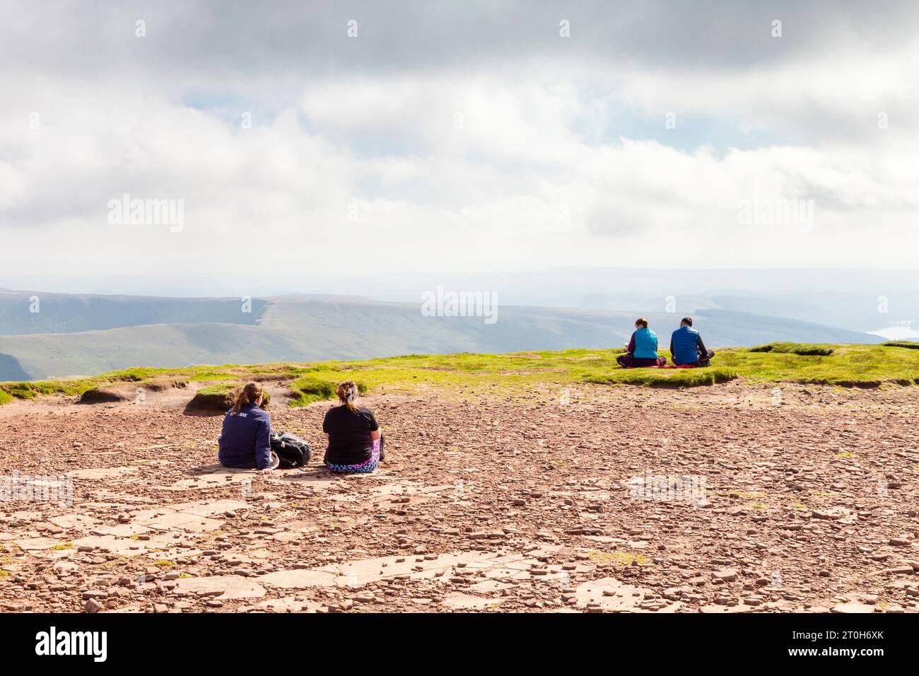 Gli escursionisti si riposano al Pen Y fan summit, Brecon Beacons National Park, Galles, Regno Unito Foto Stock