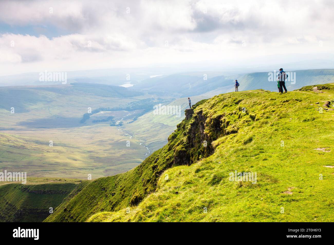 Gli escursionisti che guardano in basso dalla cima del Pen Y fan, dal Brecon Beacons National Park, Galles, Regno Unito Foto Stock