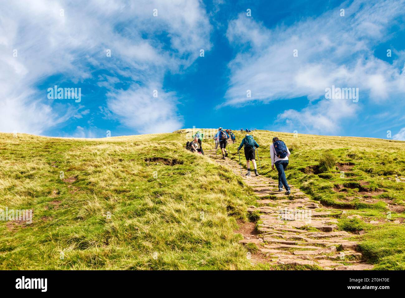 Escursionisti che camminano fino alla cima del Cribyn lungo il percorso da Pen Y fan, Brecon Beacons National Park, Galles, Regno Unito Foto Stock