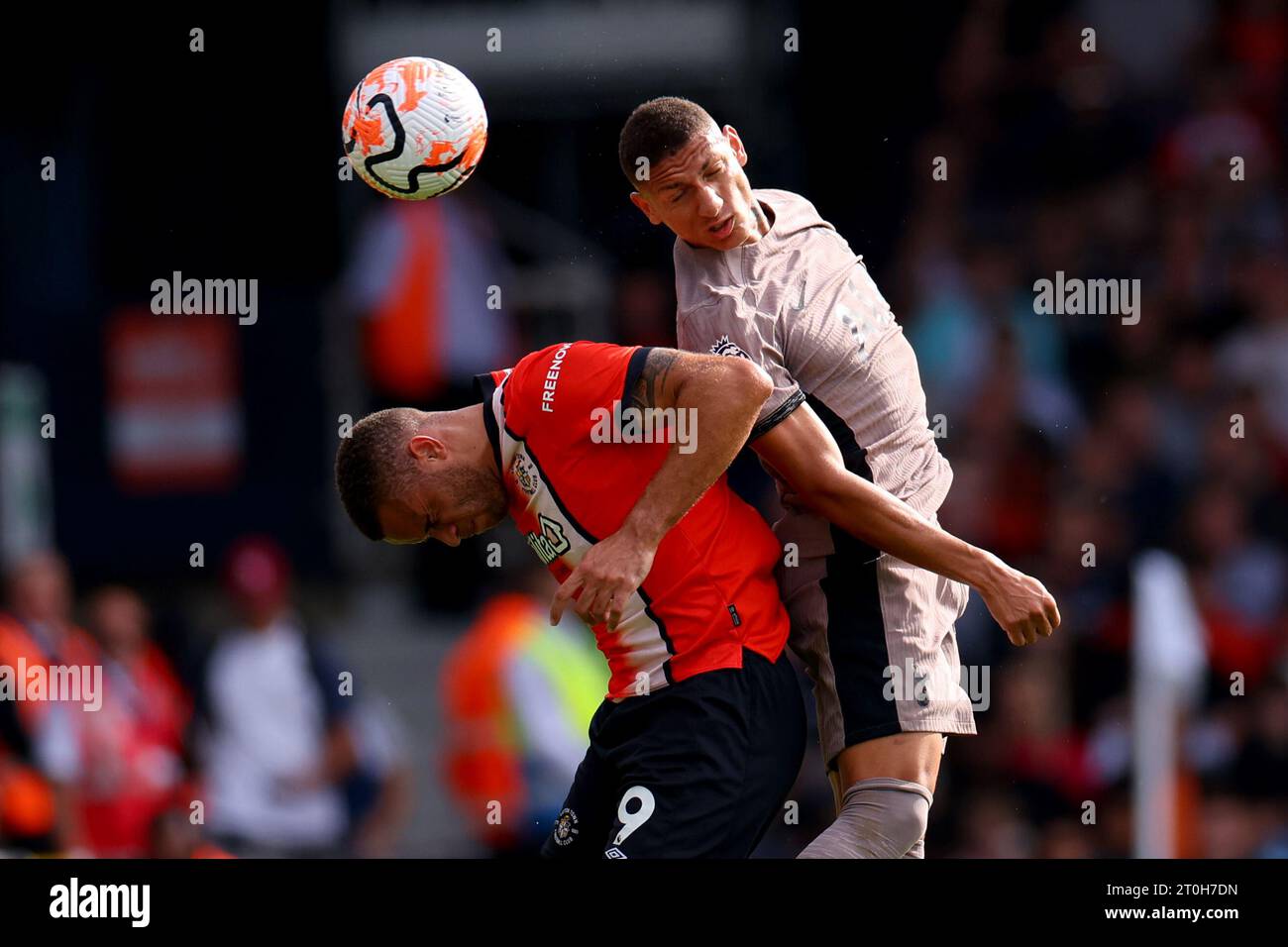 Kenilworth Road, Luton, Bedfordshire, Regno Unito. 7 ottobre 2023. Premier League Football, Luton Town contro Tottenham Hotspur; Richarlison del Tottenham Hotspur gareggia per il pallone con Carlton Morris del Luton Town credito: Action Plus Sports/Alamy Live News Foto Stock