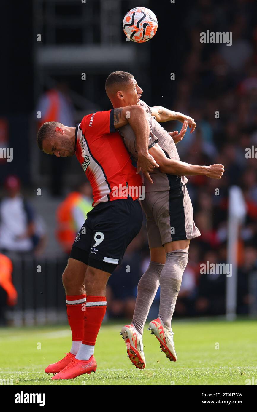 Kenilworth Road, Luton, Bedfordshire, Regno Unito. 7 ottobre 2023. Premier League Football, Luton Town contro Tottenham Hotspur; Richarlison del Tottenham Hotspur gareggia per il pallone con Carlton Morris del Luton Town credito: Action Plus Sports/Alamy Live News Foto Stock