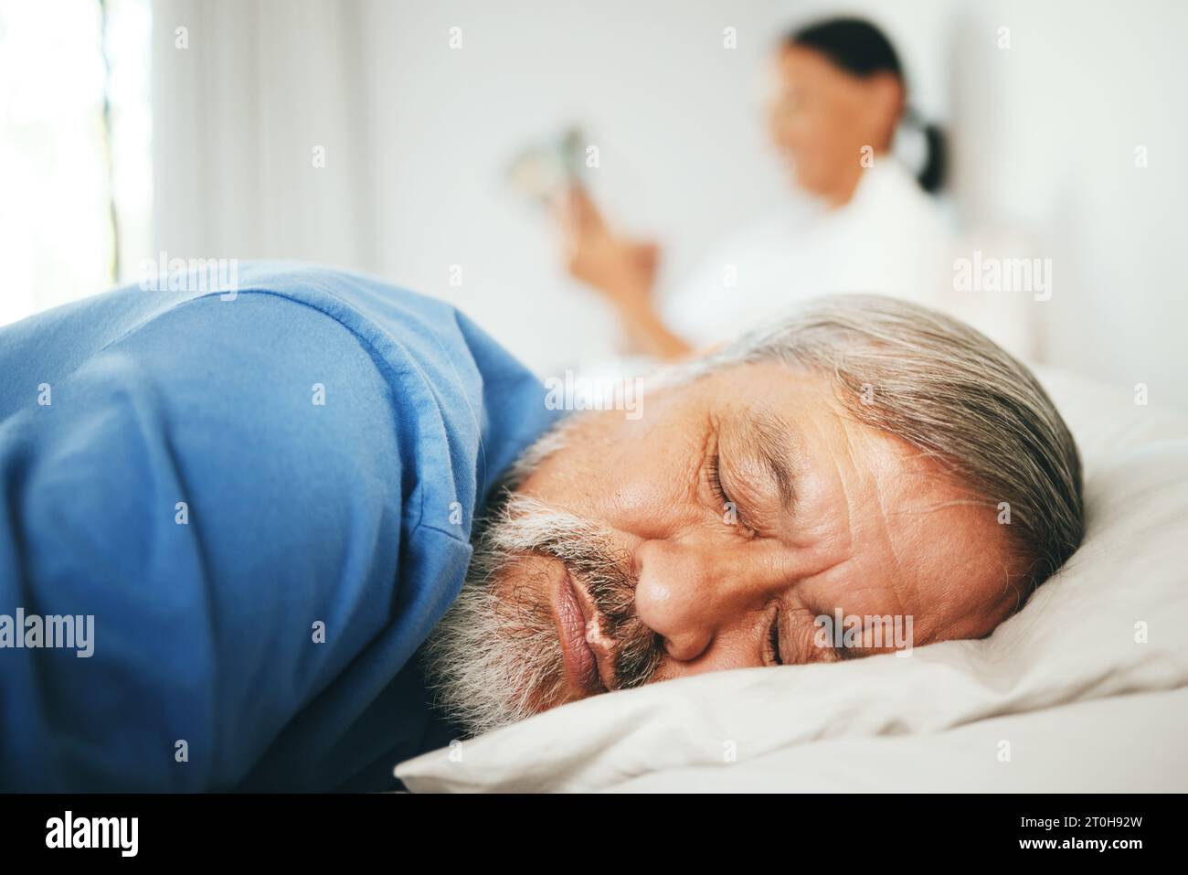 Letto, viso e uomo maturo che dorme, stanco o pisolino per alleviare lo stress, benessere mattutino o riposo in pensione. Stanchezza, matrimonio e relax con senior Foto Stock