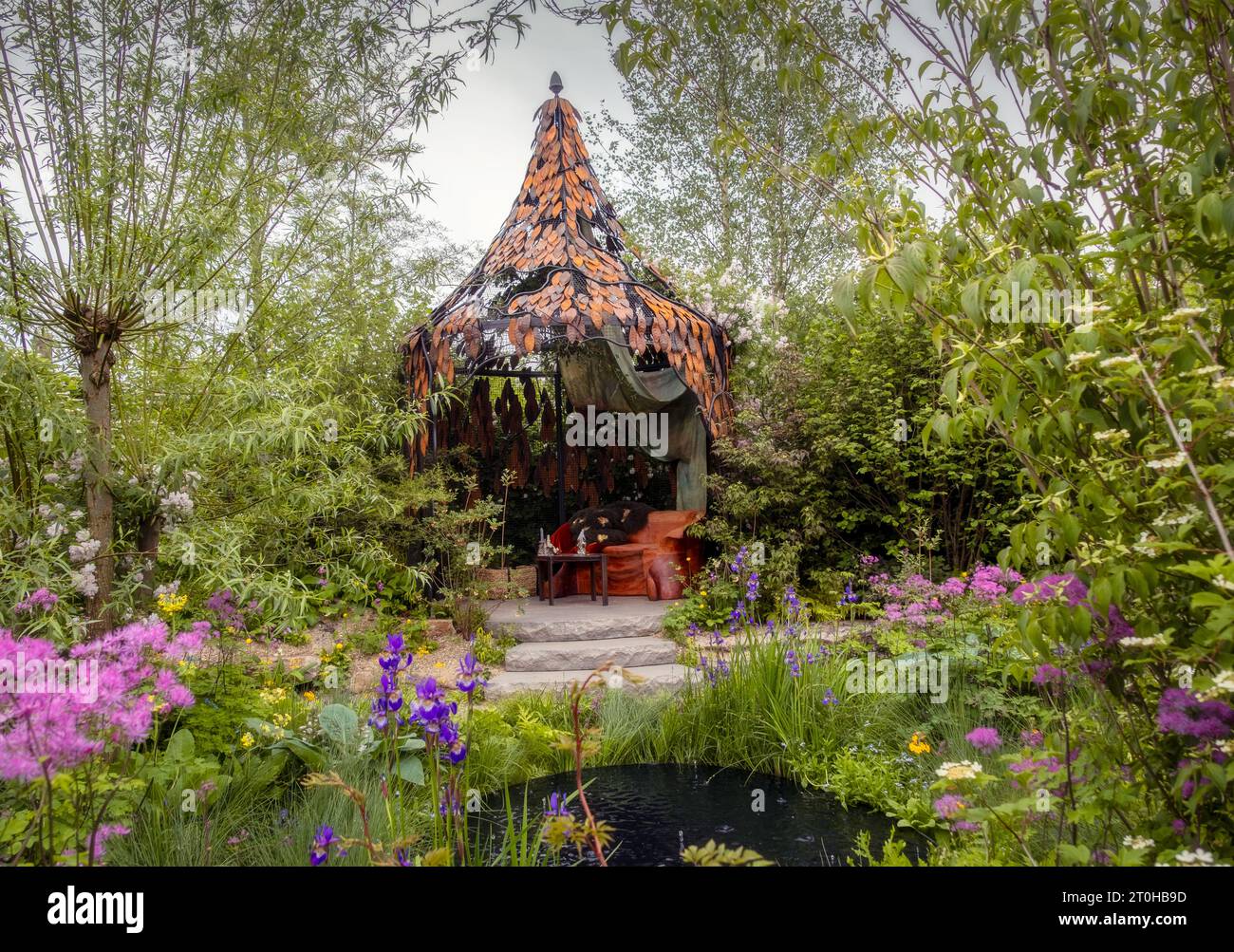 Il Boodles British Craft Garden progettato da Thomas Hoblyn al Chelsea Flower Show 2023 a Londra, Regno Unito. Foto Stock