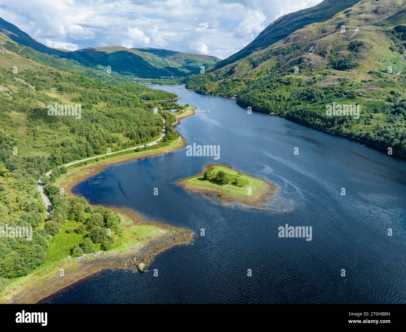 Vista aerea della parte orientale del lago d'acqua dolce loch Leven con una piccola isola, Lochaber, Highlands, Scozia, Gran Bretagna Foto Stock