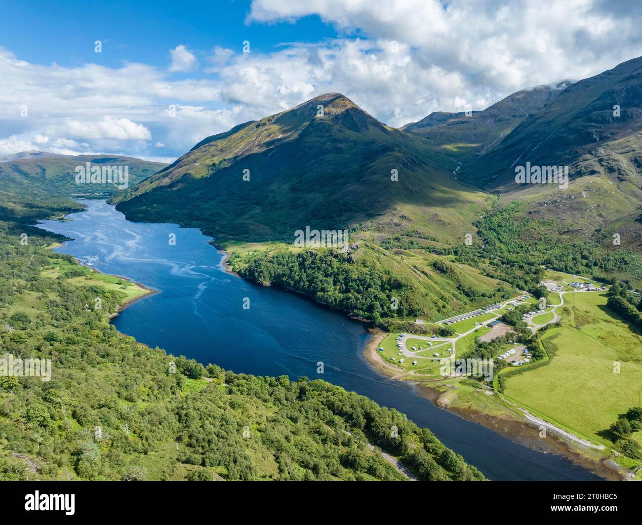 Veduta aerea della parte orientale del lago d'acqua dolce Loch Leven, Caolasnacon Caravan & Camping Park sulla destra, Lochaber, Highlands, Scozia Foto Stock