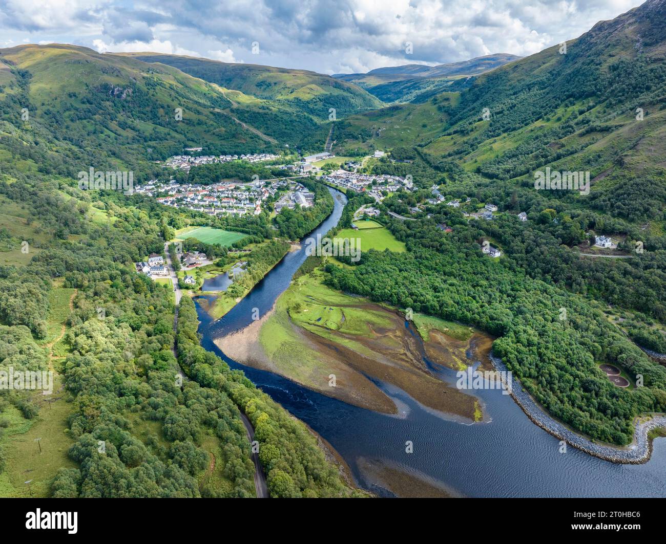 Vista aerea del villaggio di Kinlochleven con la foce del fiume Leven nella parte orientale del lago di acqua dolce Lochleven, Lochaber Foto Stock