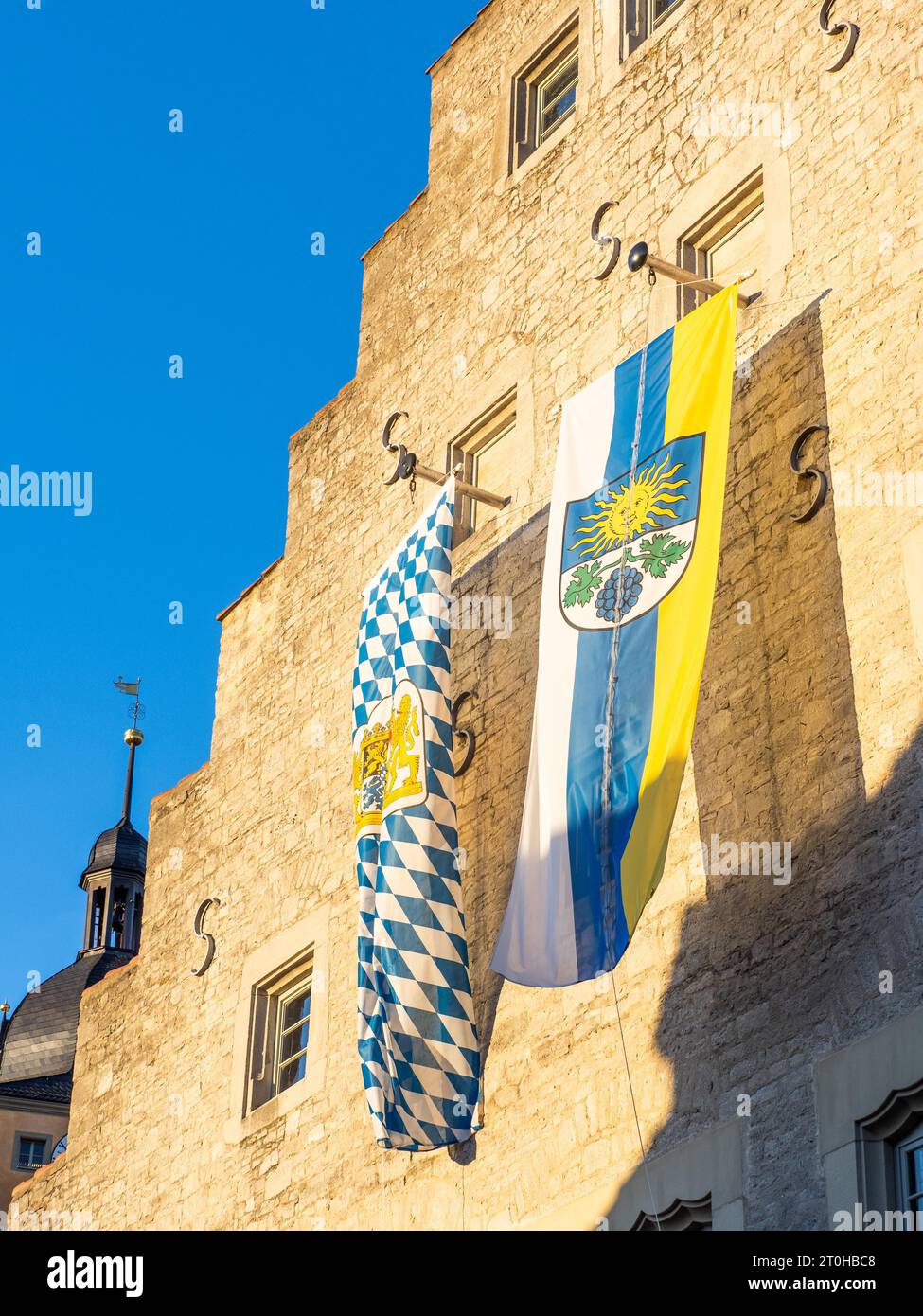 Bandiere appese al municipio, stemma di Sommerhausen, Sommerhausen, Contea di Wuerzburg, bassa Franconia, Germania Foto Stock
