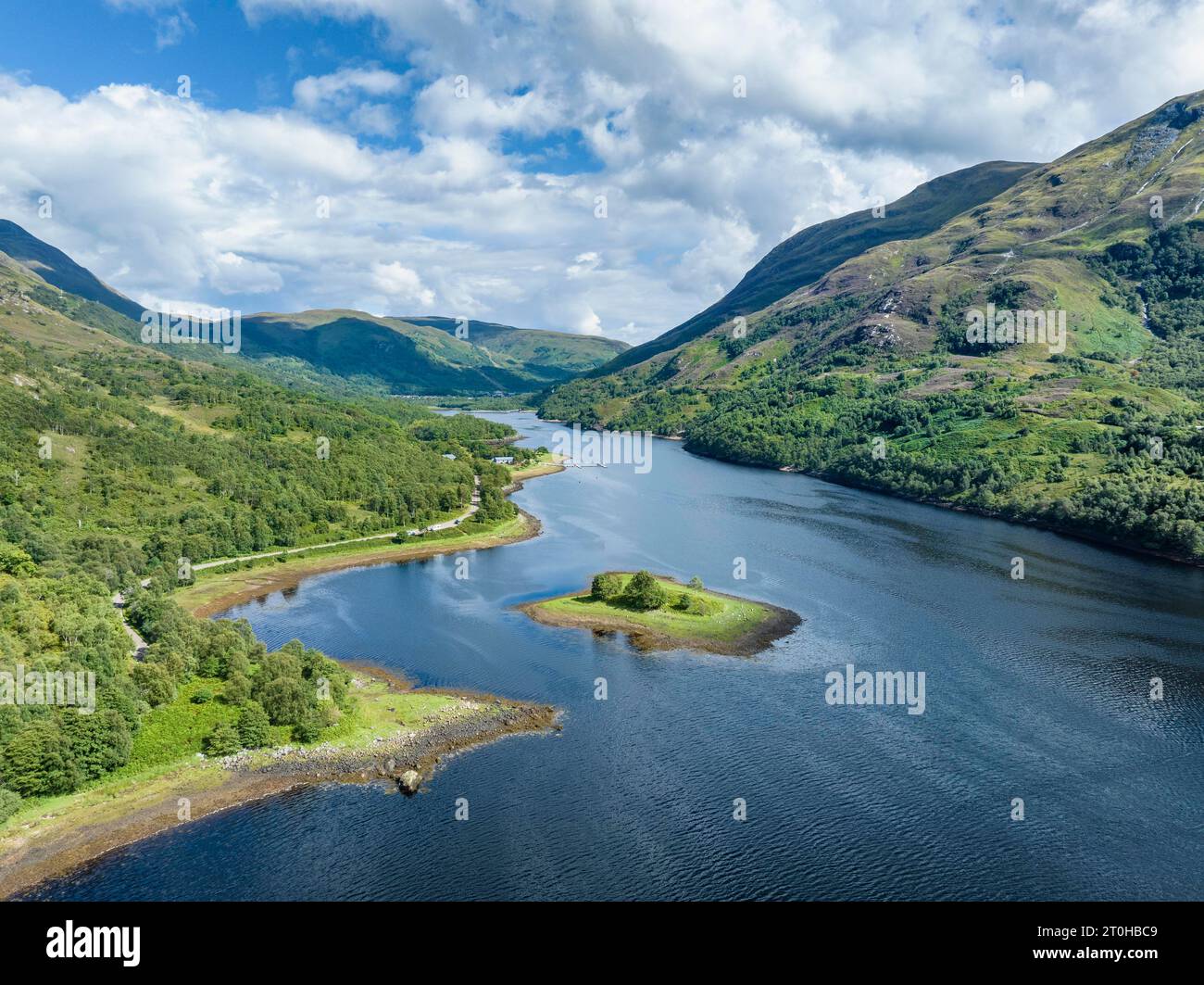 Vista aerea della parte orientale del lago d'acqua dolce loch Leven con una piccola isola, Lochaber, Highlands, Scozia, Gran Bretagna Foto Stock