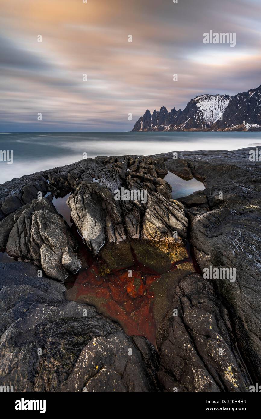 Tungeneset costa rocciosa, picco roccioso dei denti del Diavolo, Okshornan, Steinfjorden, Senja, Norvegia Foto Stock