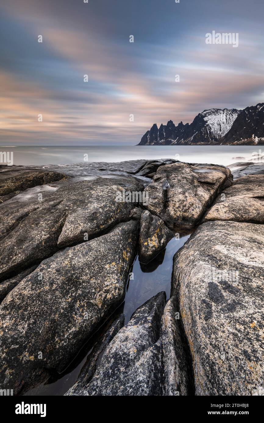 Tungeneset costa rocciosa, picco roccioso dei denti del Diavolo, Okshornan, Steinfjorden, Senja, Norvegia Foto Stock