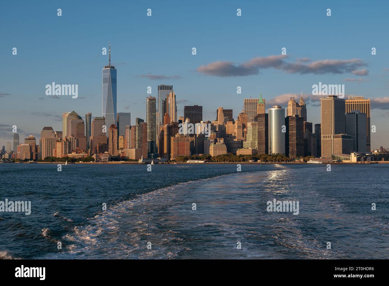 Panoramica della città di Lower Manhattan dal traghetto di Staten Island. Cielo azzurro, aria pulita nella baia superiore della città di Newy York. Foto Stock
