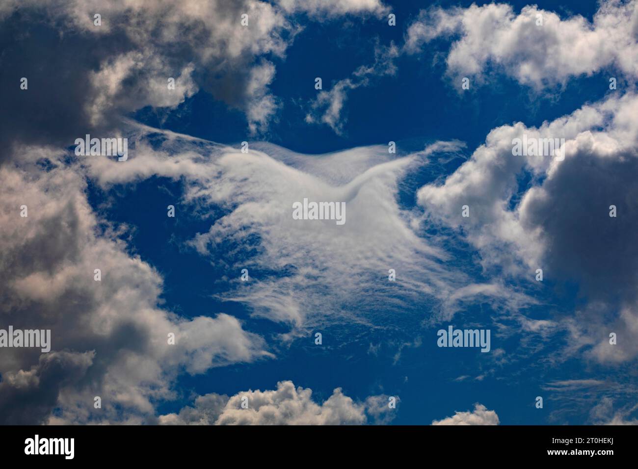 Suggestivo paesaggio nuvoloso con nuvole (cumulus), tuoni, nuvole di pioggia, Austria Foto Stock