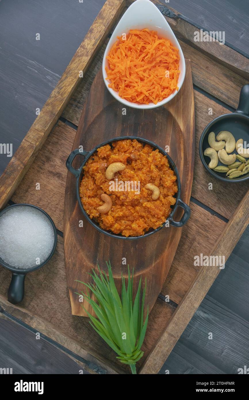 Il Gajar ka halwa è un dolce budino indiano a base di carota. Guarnita con noci di anacardi/mandorle. Gajar halwa, noto anche come gajorer halua, gajrela Foto Stock