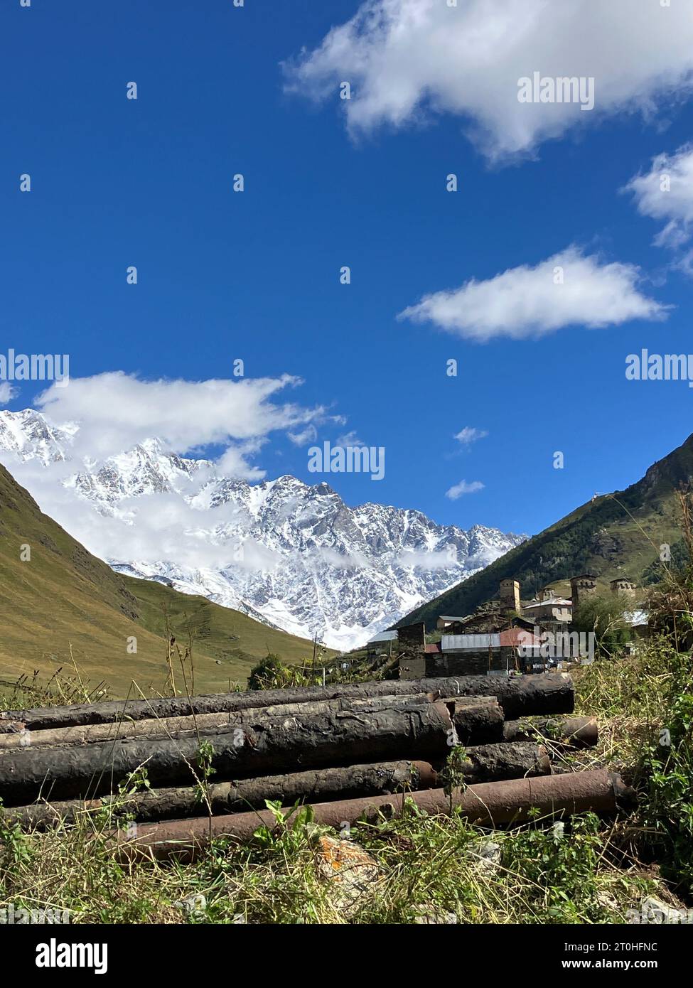 Mestia, torri e montagne innevate del Caucaso, Svaneti, Georgia. Foto di alta qualità Foto Stock