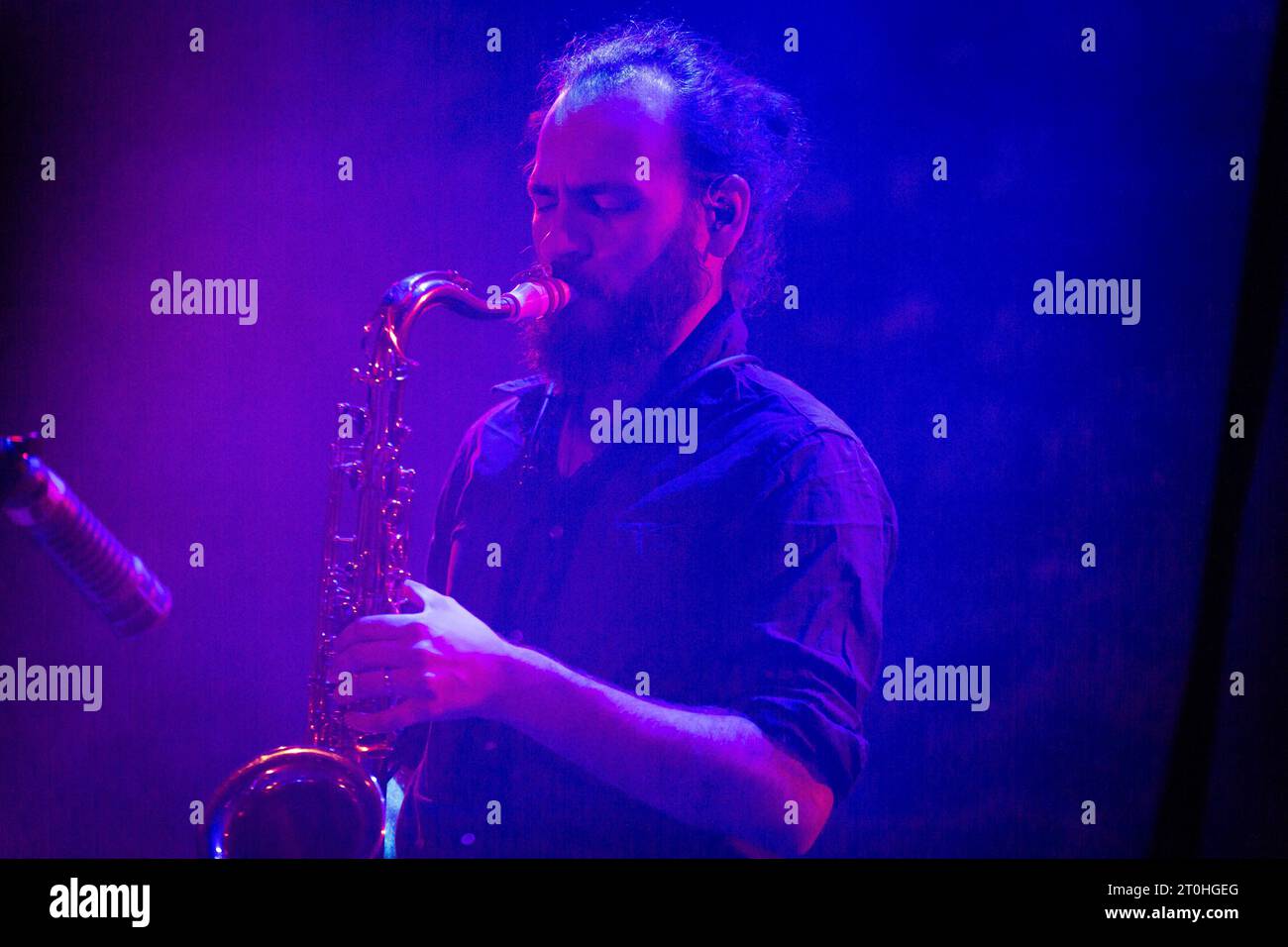 Parigi, Francia. 6 ottobre 2023. Jordan Smart, sassofonista della band Mammal Hands, si esibisce durante l'evento. La band jazz britannica di Norwich Mammal Hands si esibì al Café de la Danse a Parigi, in Francia. Credito: SOPA Images Limited/Alamy Live News Foto Stock