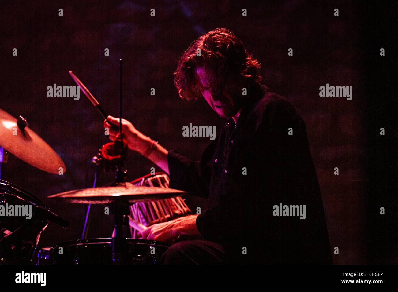 Parigi, Francia. 6 ottobre 2023. Jesse Barrett, il batterista dei Mammal Hands band, si esibisce durante l'evento. La band jazz britannica di Norwich Mammal Hands si esibì al Café de la Danse a Parigi, in Francia. Credito: SOPA Images Limited/Alamy Live News Foto Stock