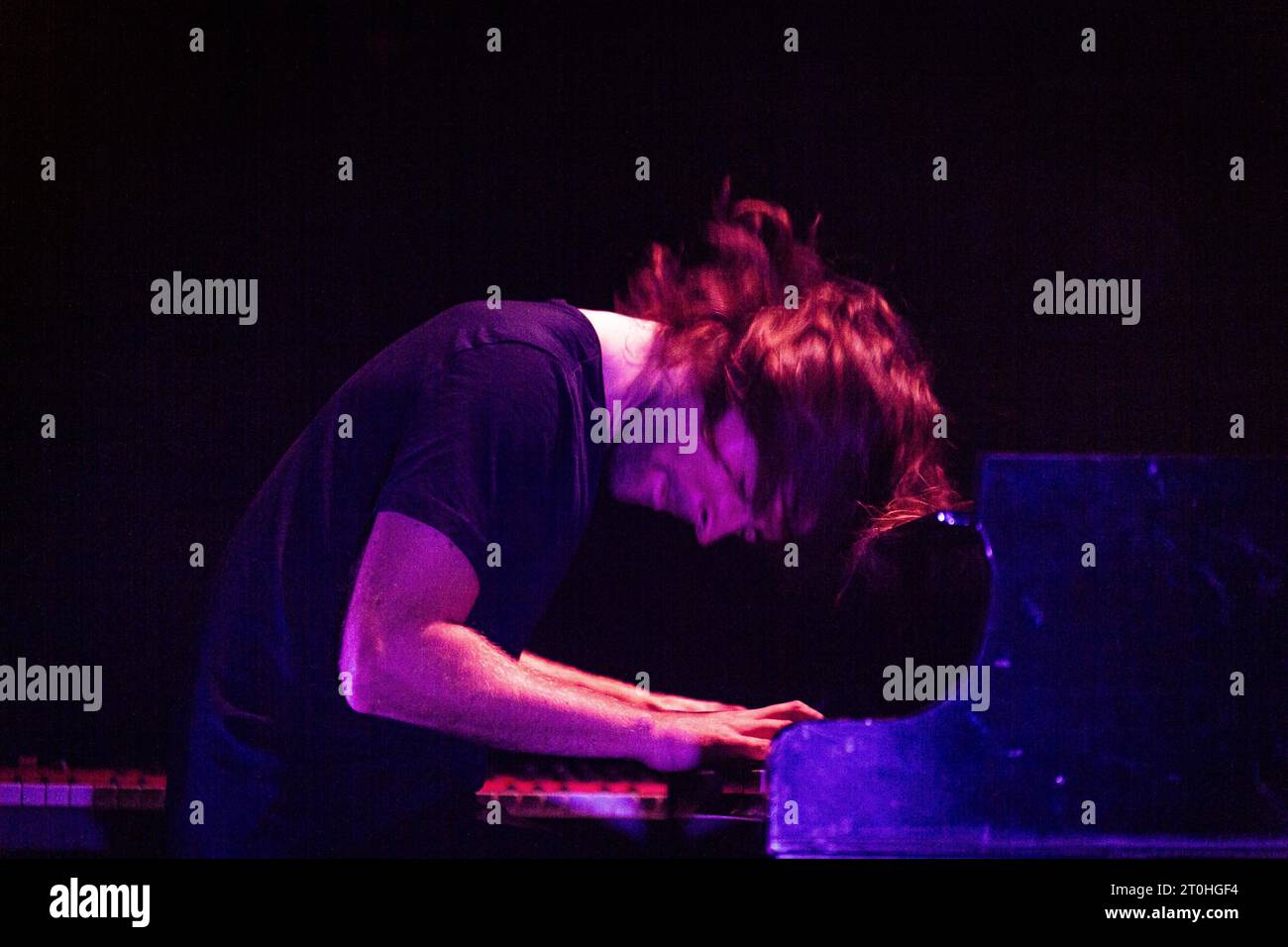 Parigi, Francia. 6 ottobre 2023. Nick Smart, il pianista della band Mammal Hands, si esibisce durante l'evento. La band jazz britannica di Norwich Mammal Hands si esibì al Café de la Danse a Parigi, in Francia. Credito: SOPA Images Limited/Alamy Live News Foto Stock