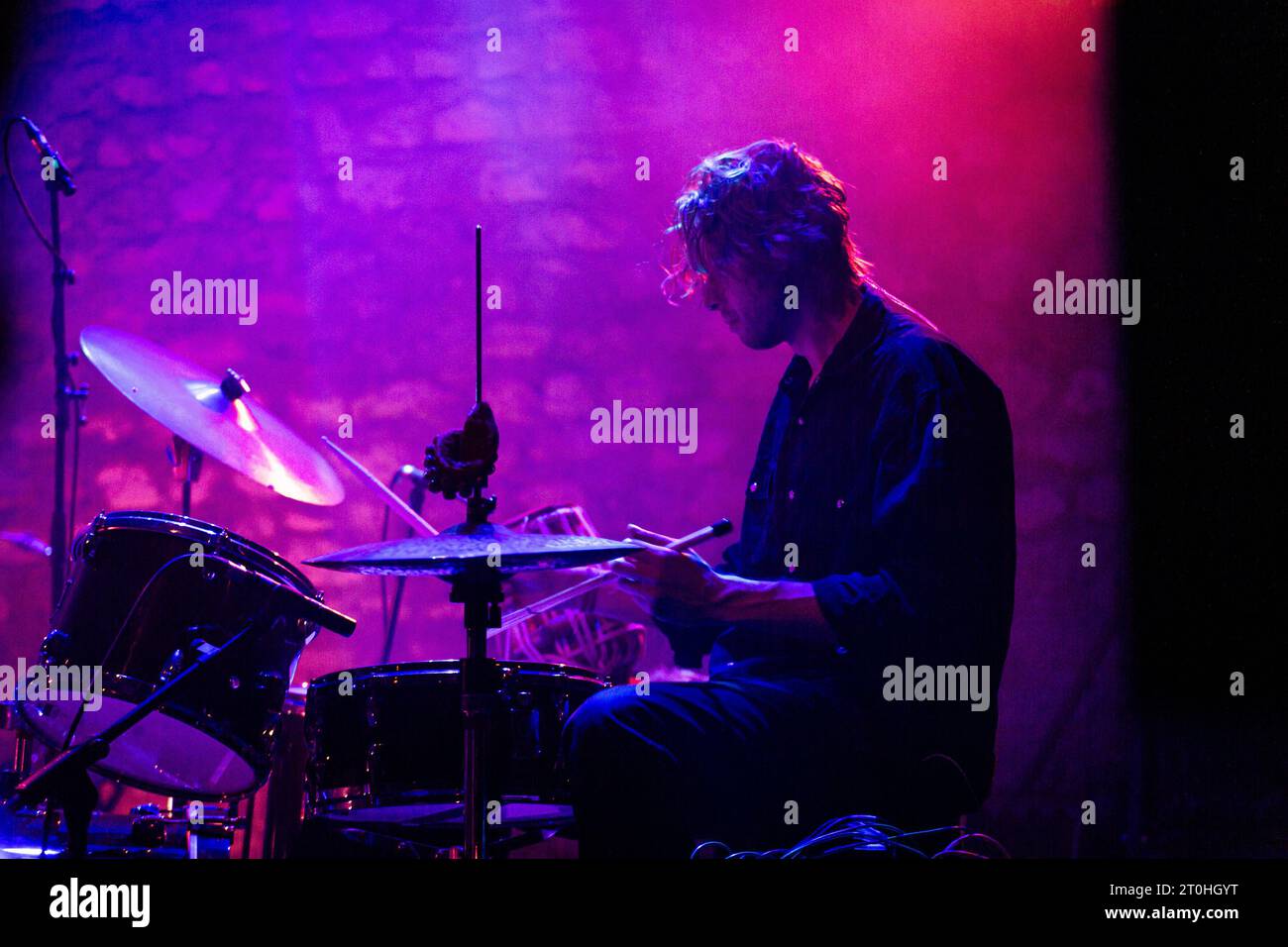 Parigi, Francia. 6 ottobre 2023. Jesse Barrett, il batterista dei Mammal Hands band, si esibisce durante l'evento. La band jazz britannica di Norwich Mammal Hands si esibì al Café de la Danse a Parigi, in Francia. (Foto di Telmo Pinto/SOPA Images/Sipa USA) credito: SIPA USA/Alamy Live News Foto Stock