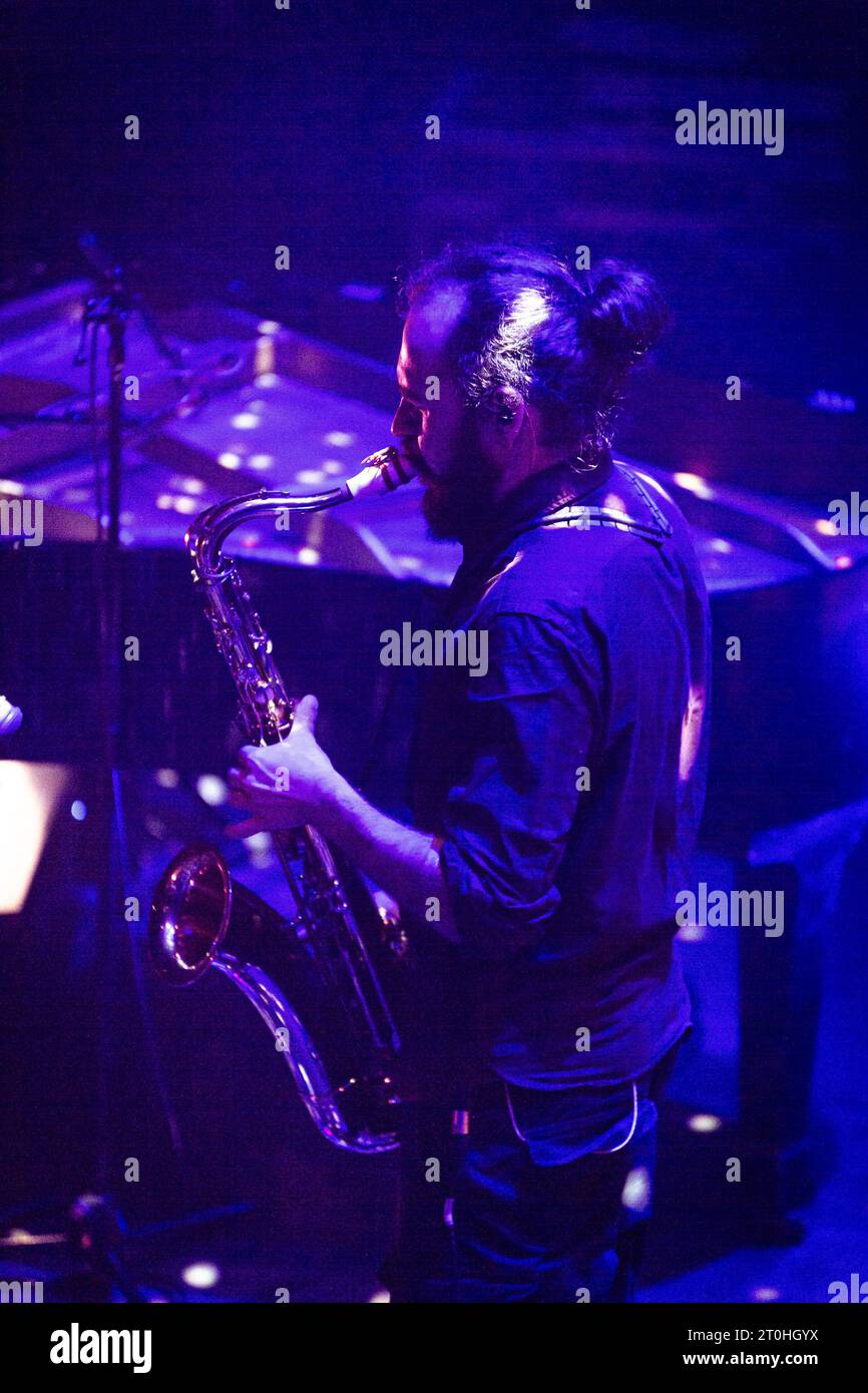 Parigi, Francia. 6 ottobre 2023. Jordan Smart, sassofonista della band Mammal Hands, si esibisce durante l'evento. La band jazz britannica di Norwich Mammal Hands si esibì al Café de la Danse a Parigi, in Francia. (Foto di Telmo Pinto/SOPA Images/Sipa USA) credito: SIPA USA/Alamy Live News Foto Stock