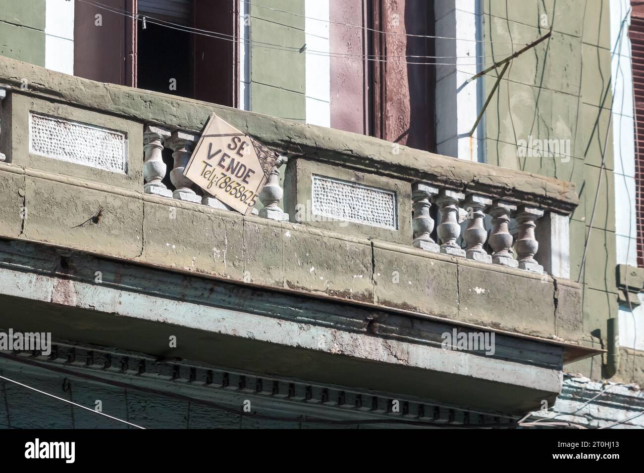 Un cartello di cartone con testo scritto a mano Reading for sale (se Vende). Significa che l'appartamento e' nel mercato immobiliare. Foto Stock