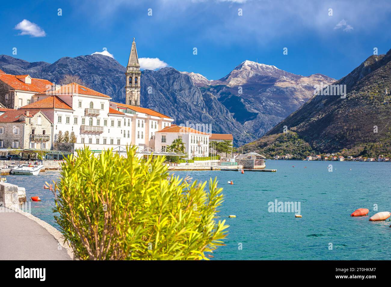 Panoramica città di Perast in Boka Kotorska baia vista, arcipelago del Montenegro Foto Stock