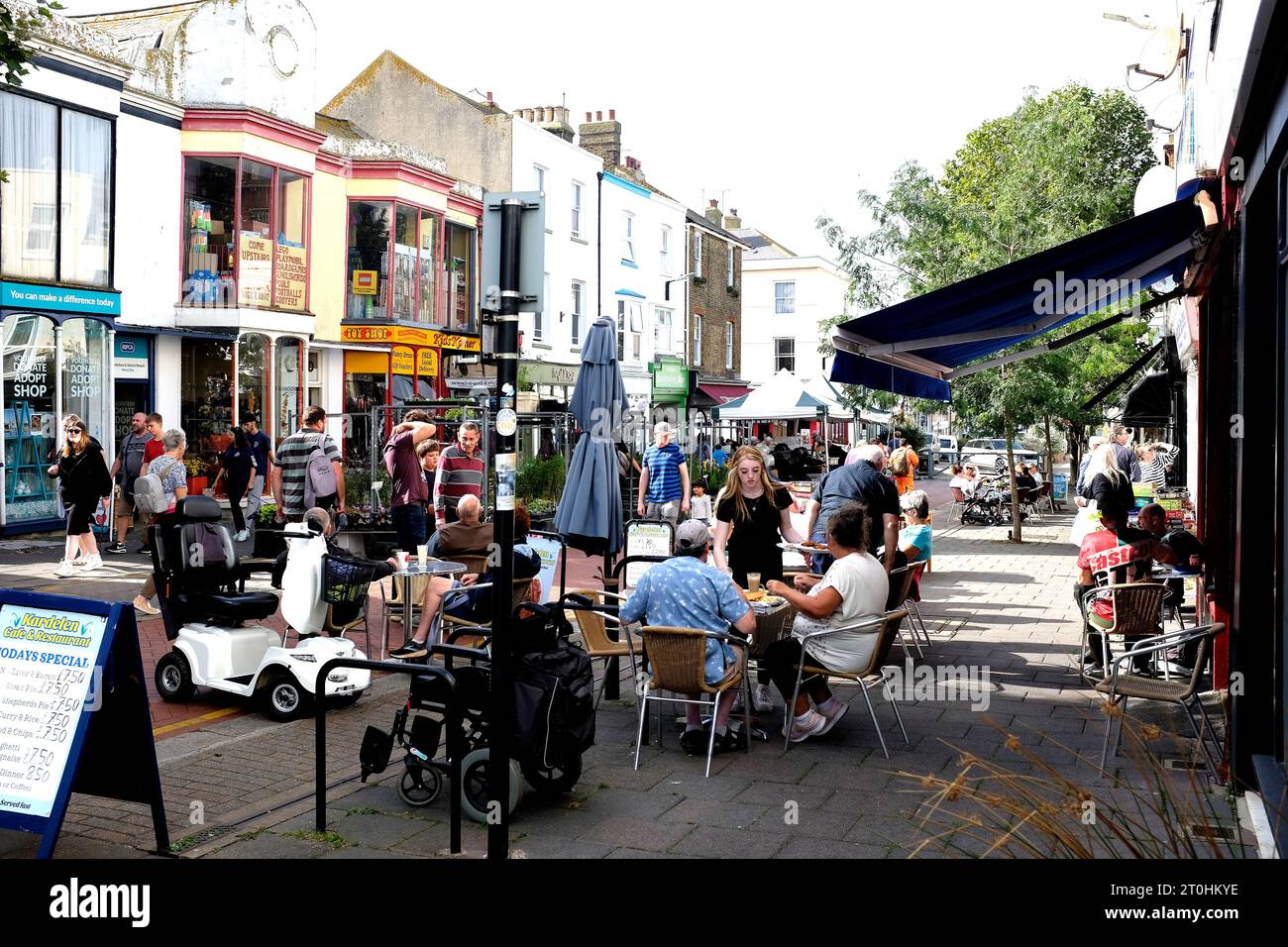 ritrovo di persone nel centro commerciale, high street, herne bay town, east kent, thanet, uk, 7 ottobre 2023 Foto Stock