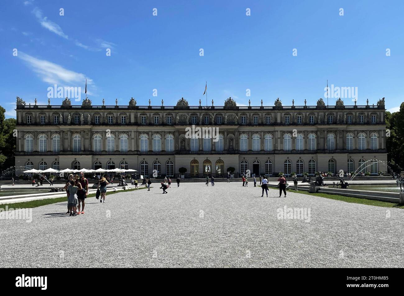 DAS Neue Schloss Herrenchiemsee befindet sich auf der Herreninsel, der grössten Insel vom Chiemsee im südlichen Bayern. Nach der früheren Bezeichnung der Insel wird es auch gelegentlich als Neues Schloss Herrenwörth bezeichnet. DAS Gebäude wurde ab 1878 unter dem sogenannten Märchenkönig Ludwig II Nach dem Vorbild des Schloss von Versailles bei Paris erbaut. Die Entwürfe für den historistischen Bau stammen vorwiegend von Georg von Dollmann, Die Ausführung übernahm der Österreicher Julius Hofmann. Schloss Herrenchiemsee War das letzte grosse Bauprojekt Ludwigs II, er bewohnte es nur wenige Foto Stock