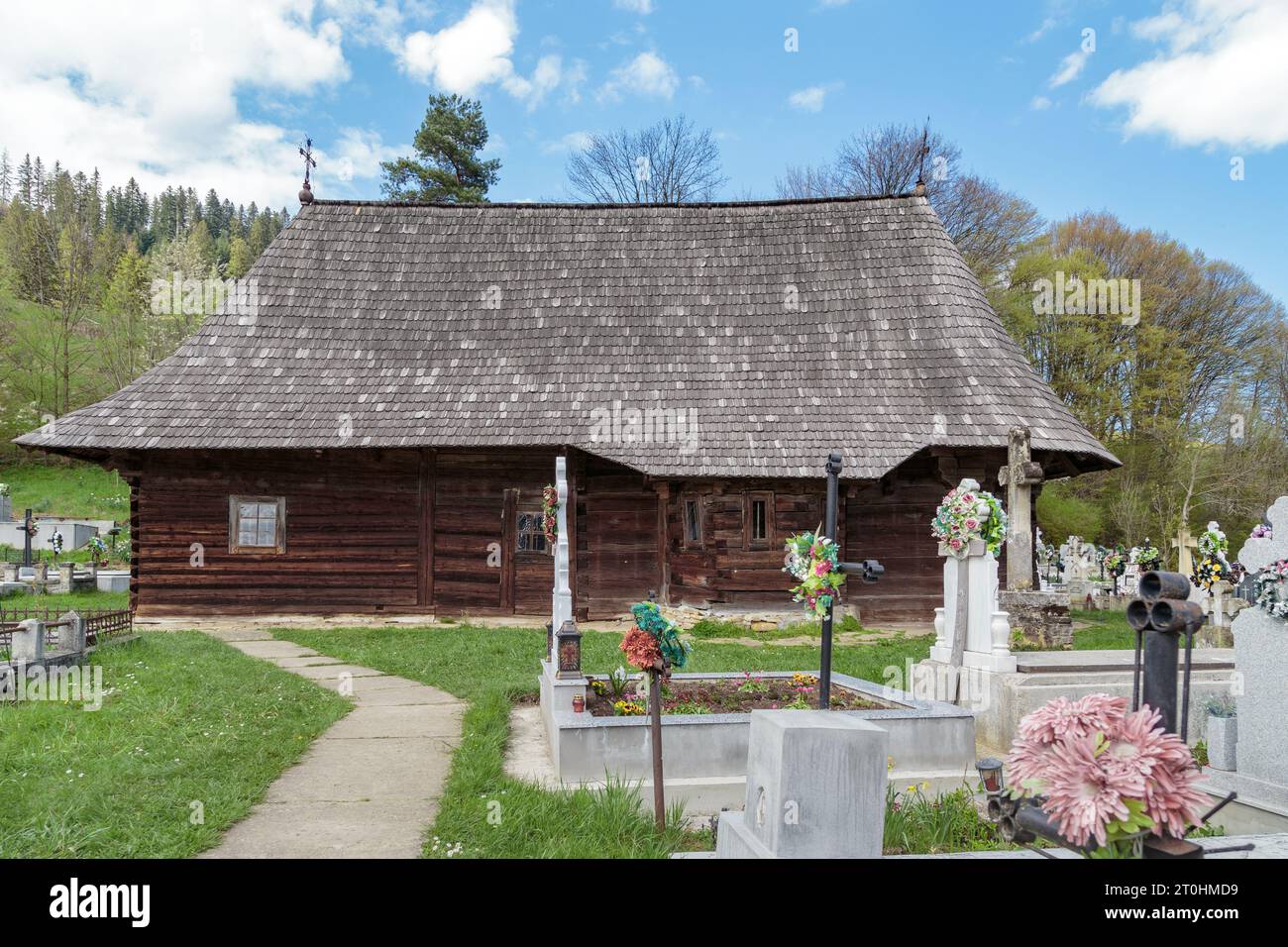 PUTNA, ROMANIA - 30 APRILE 2023: Si tratta di una chiesa in legno conservata della presentazione della Beata Vergine Maria (XIV secolo). Foto Stock