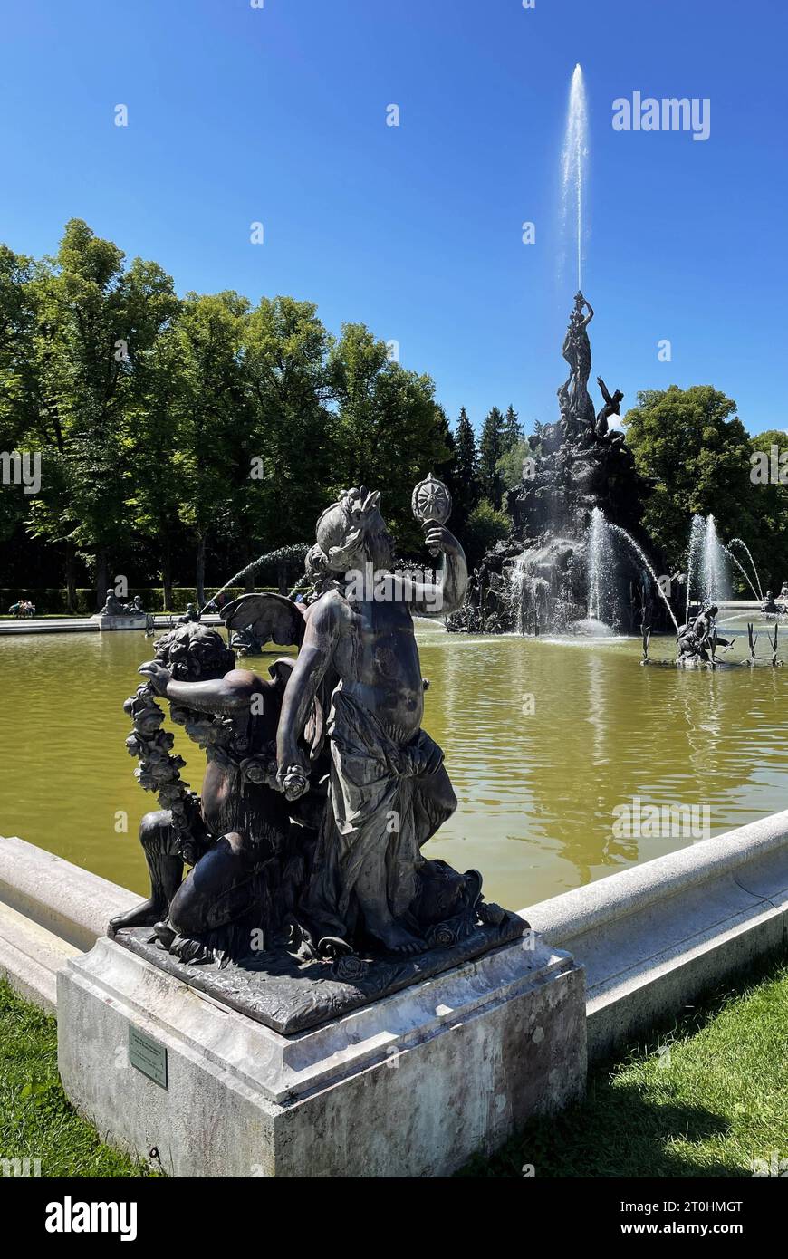 DAS Neue Schloss Herrenchiemsee befindet sich auf der Herreninsel, der grössten Insel vom Chiemsee im südlichen Bayern. Nach der früheren Bezeichnung der Insel wird es auch gelegentlich als Neues Schloss Herrenwörth bezeichnet. DAS Gebäude wurde ab 1878 unter dem sogenannten Märchenkönig Ludwig II Nach dem Vorbild des Schloss von Versailles bei Paris erbaut. Die Entwürfe für den historistischen Bau stammen vorwiegend von Georg von Dollmann, Die Ausführung übernahm der Österreicher Julius Hofmann. Schloss Herrenchiemsee War das letzte grosse Bauprojekt Ludwigs II, er bewohnte es nur wenige Foto Stock