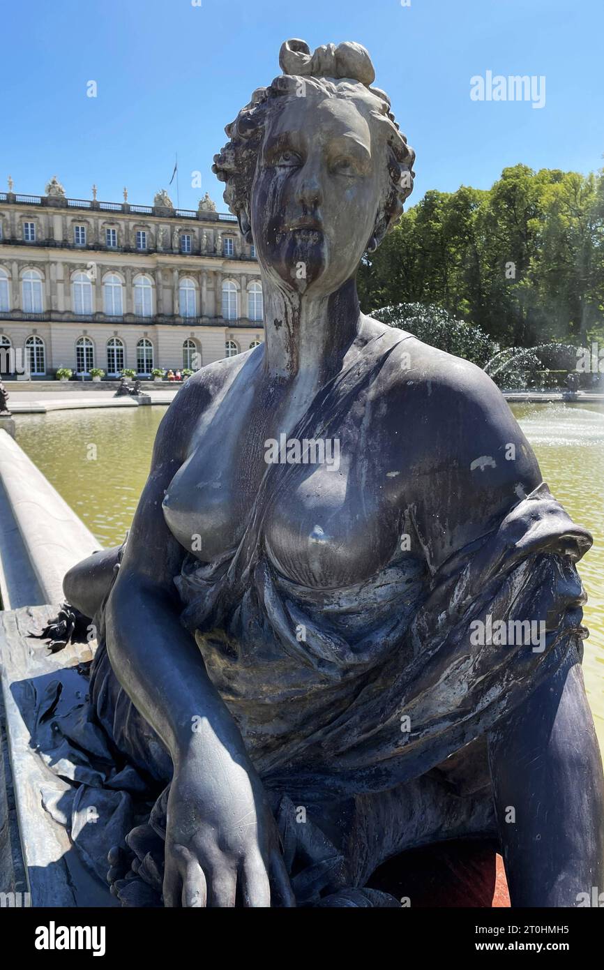 DAS Neue Schloss Herrenchiemsee befindet sich auf der Herreninsel, der grössten Insel vom Chiemsee im südlichen Bayern. Nach der früheren Bezeichnung der Insel wird es auch gelegentlich als Neues Schloss Herrenwörth bezeichnet. DAS Gebäude wurde ab 1878 unter dem sogenannten Märchenkönig Ludwig II Nach dem Vorbild des Schloss von Versailles bei Paris erbaut. Die Entwürfe für den historistischen Bau stammen vorwiegend von Georg von Dollmann, Die Ausführung übernahm der Österreicher Julius Hofmann. Schloss Herrenchiemsee War das letzte grosse Bauprojekt Ludwigs II, er bewohnte es nur wenige Foto Stock