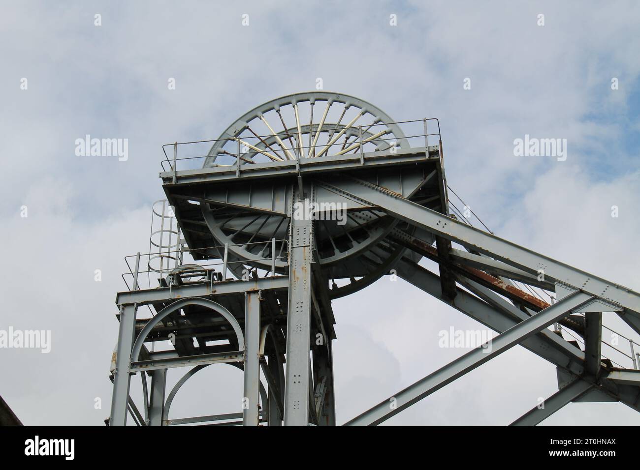 Le ruote avvolgenti di una storica estrazione del carbone. Foto Stock