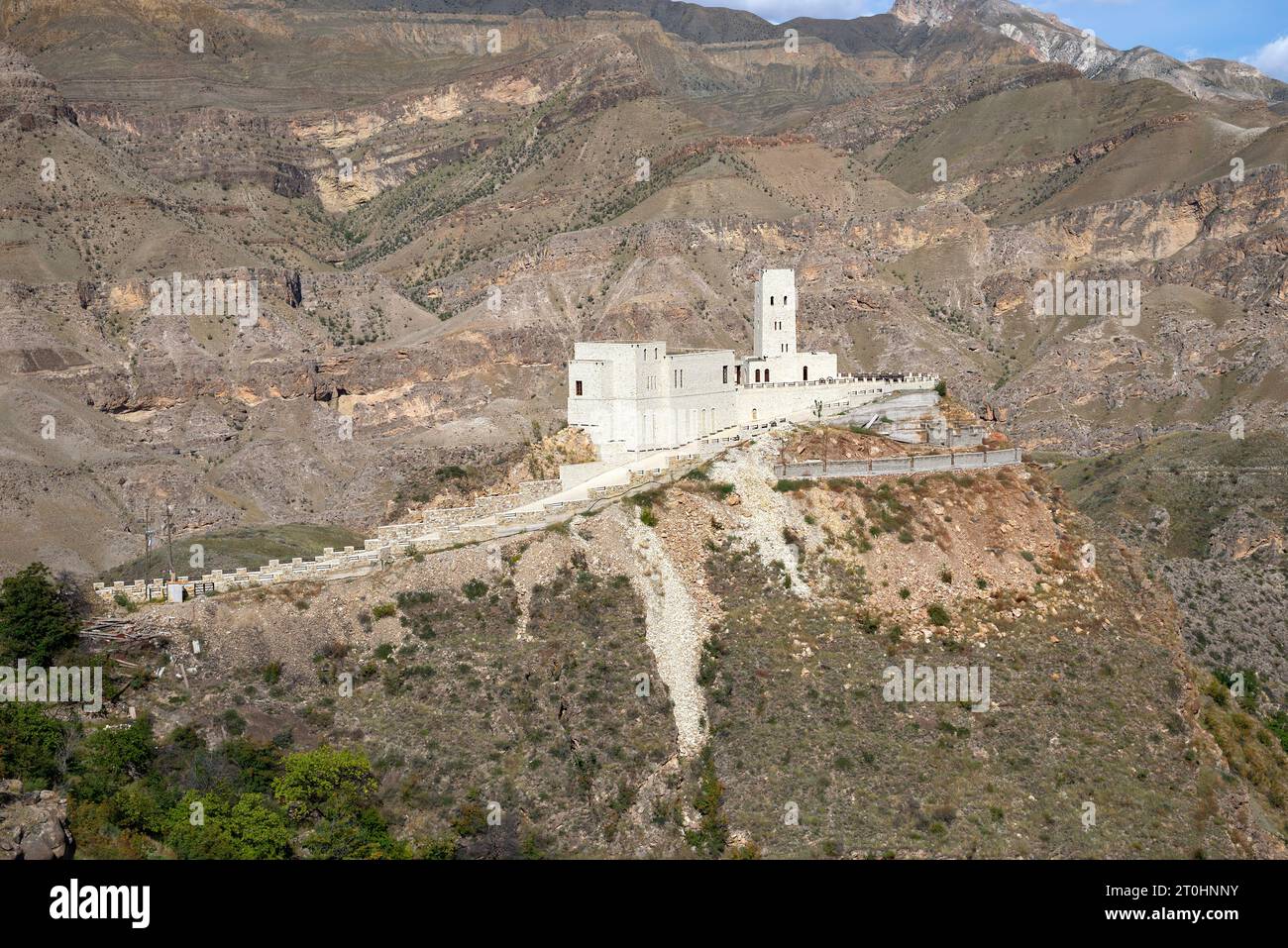 Il complesso storico "Akhulgo" nel paesaggio montano. Repubblica del Daghestan, Russia Foto Stock