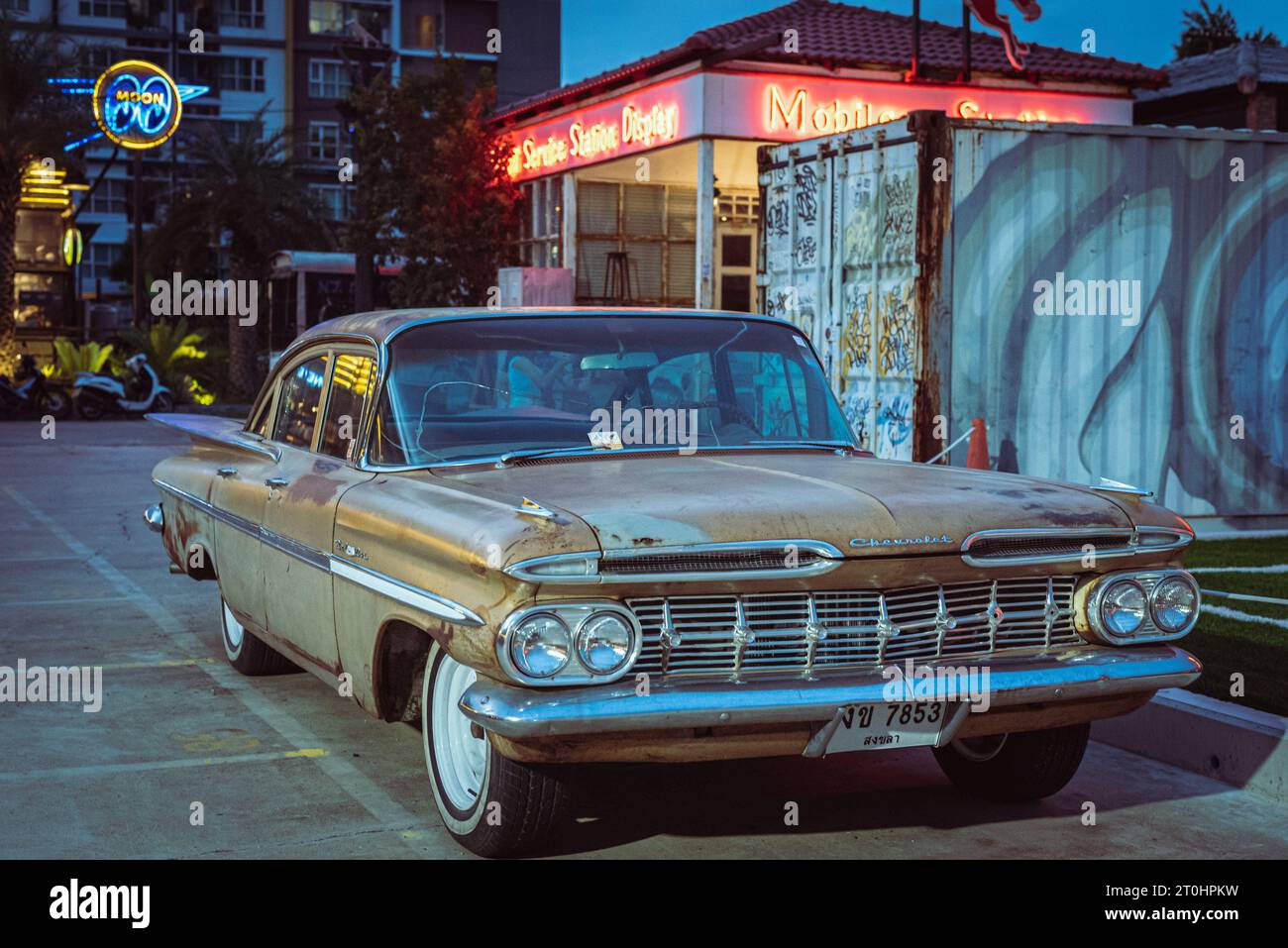 Bangkok, Thailandia - 6 agosto 2023: 1959 Chevrolet Impala al mercato notturno del treno Srinakarin. Foto Stock