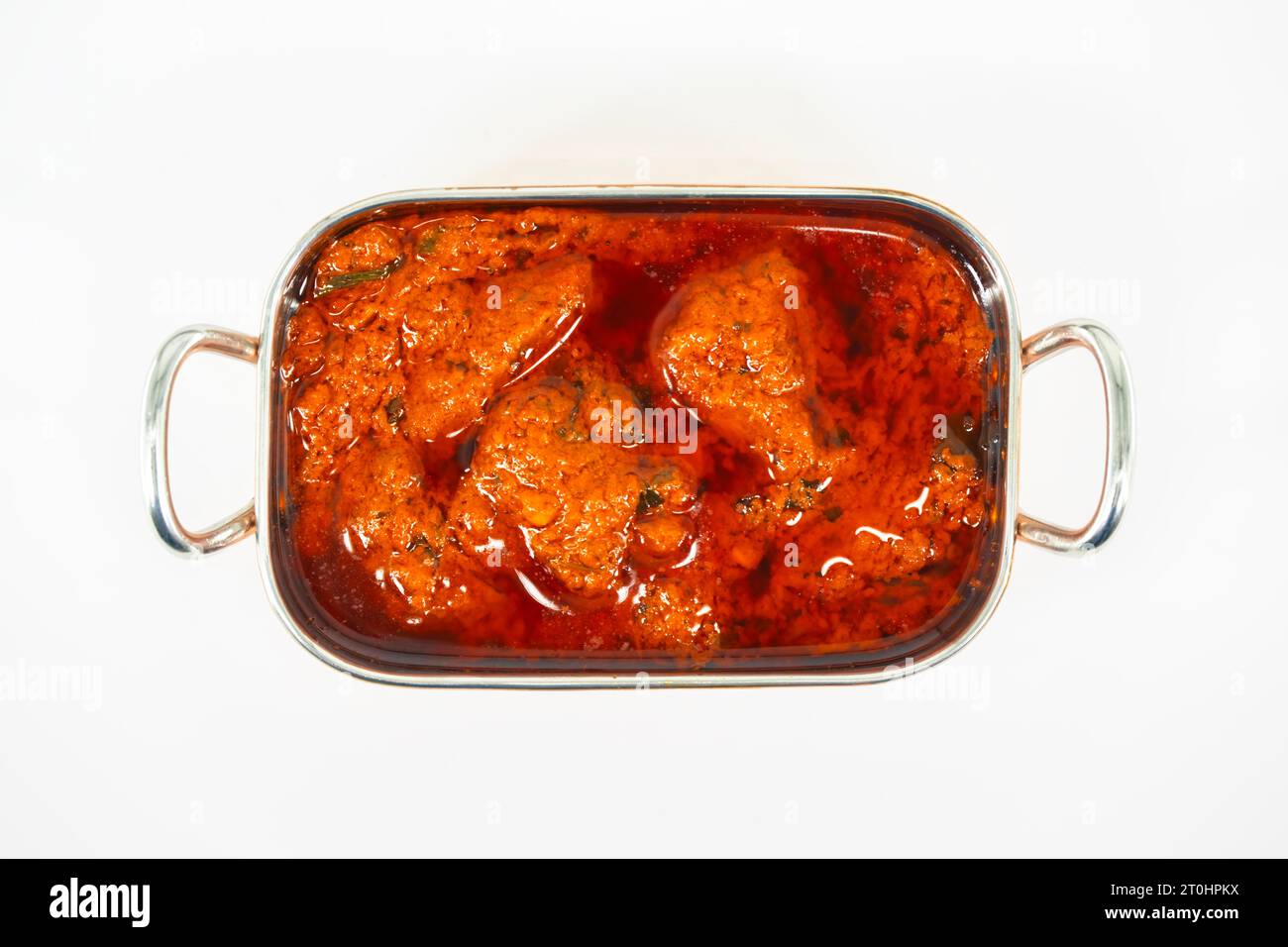 Vista ravvicinata dell'insalata grassa sana. L'ingrediente chiave di questo piatto medio orientale è il pane pita tostato, che viene mescolato con verdure sane Foto Stock