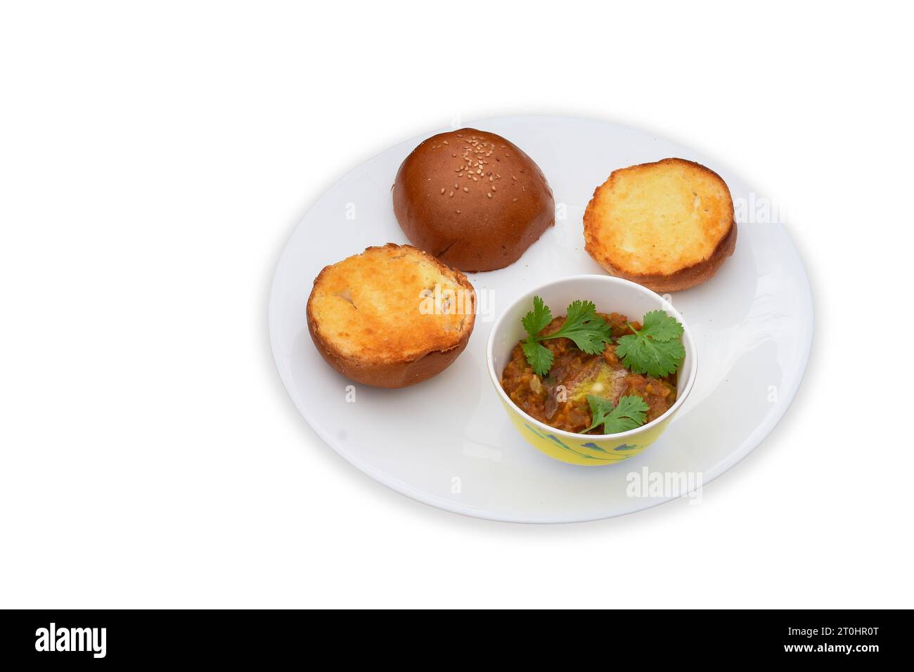Il PAV bhaji è un piatto di Street food indiano composto da uno spesso curry vegetale servito con un pane morbido Foto Stock