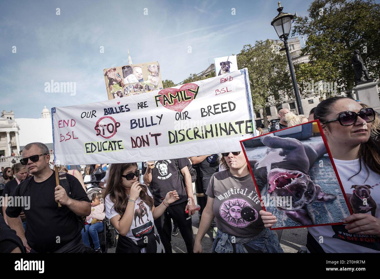 Londra, Regno Unito. 7 ottobre 2023. I proprietari dei bulli americani XL si riuniscono e marciano attraverso Westminster in segno di protesta contro il divieto proposto da Rishi Sunank sulla razza canina. I manifestanti tengono cartelli che dicono "non fare il bullo ai nostri bulli" e "muzzle Rishi". YouGov ha intervistato 2398 adulti il 5 ottobre. Solo il 10 per cento ha affermato di essersi completamente opposto al divieto della pericolosa razza di cane. Crediti: Guy Corbishley/Alamy Live News Foto Stock