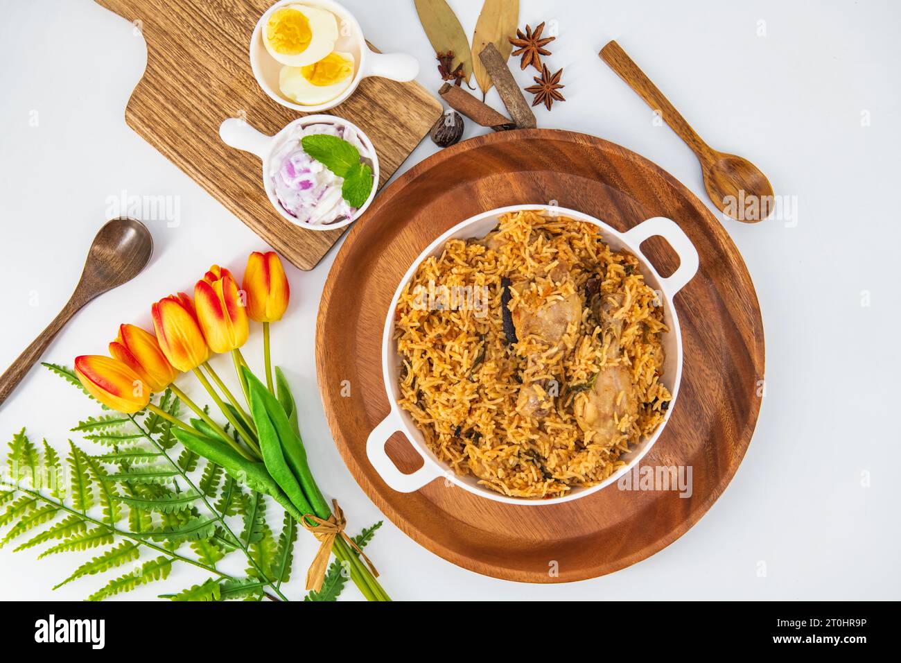 Biryani di pollo a base di riso basmati e spezie servite in vaschetta di fango con tandoori di pollo. Pasto di riso asiatico indiano Biryani. Chicken Dum Biryan Foto Stock