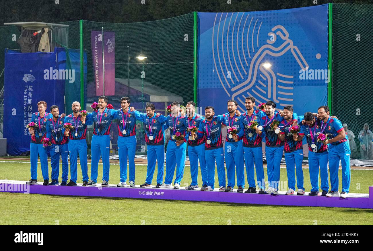 Hangzhou, provincia cinese di Zhejiang. 7 ottobre 2023. La squadra di medaglie d'argento Afghanistan partecipa alla cerimonia di premiazione del cricket maschile ai 19 Giochi asiatici di Hangzhou, nella provincia dello Zhejiang, nella Cina orientale, il 7 ottobre 2023. Crediti: Sun Fei/Xinhua/Alamy Live News Foto Stock