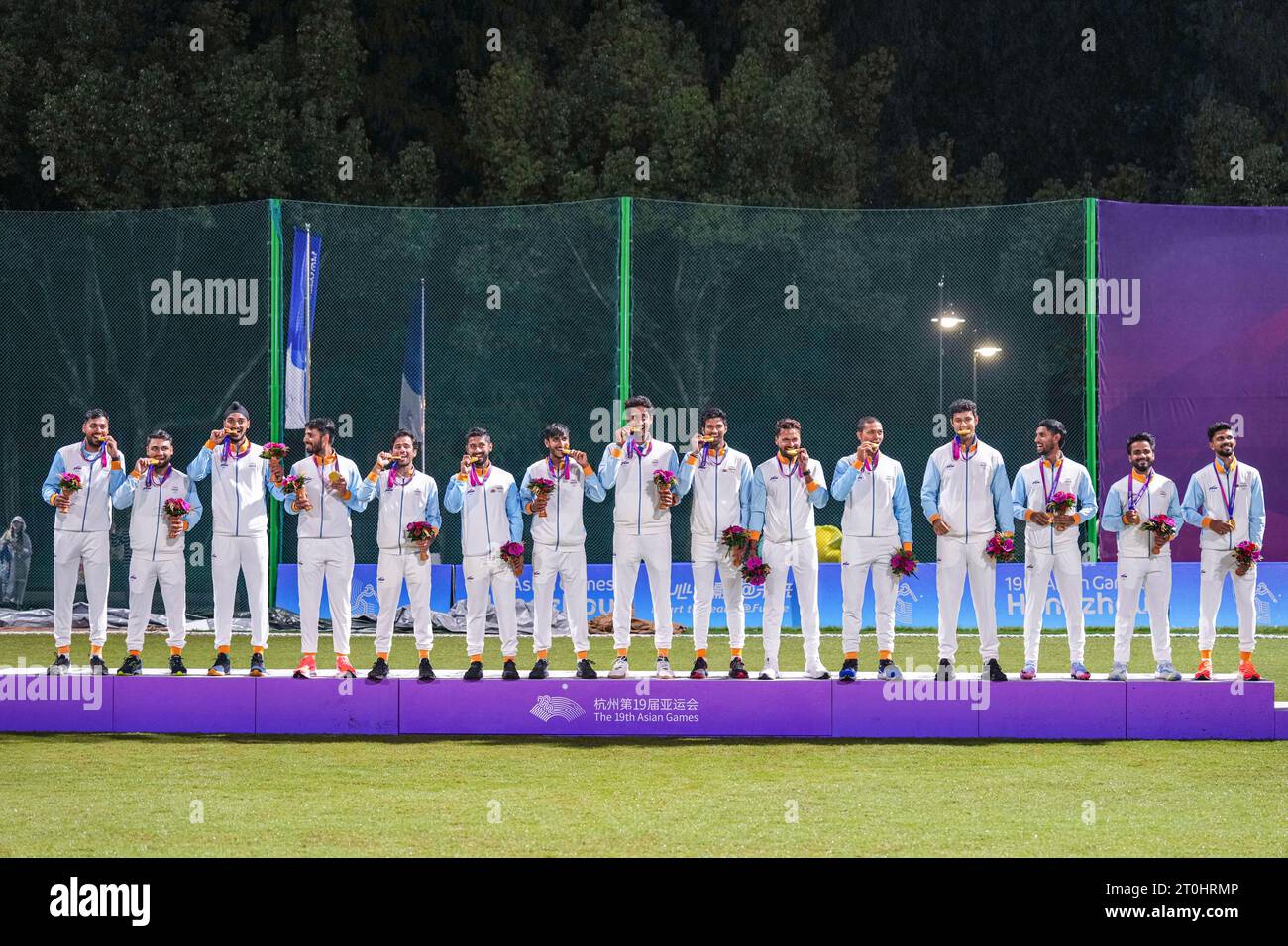 Hangzhou, provincia cinese di Zhejiang. 7 ottobre 2023. La squadra di medaglie d'oro India partecipa alla cerimonia di premiazione del Cricket maschile ai diciannovesimi Giochi asiatici di Hangzhou, nella provincia dello Zhejiang, nella Cina orientale, il 7 ottobre 2023. Crediti: Sun Fei/Xinhua/Alamy Live News Foto Stock