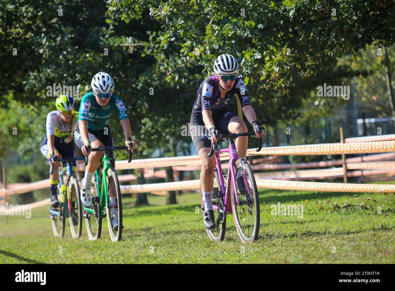 Pontevedra, Spagna, 07 ottobre 2023: Proximus - Cyclis - Alphamotorhomes CT rider, Jinse Peeters (5, R) seguita da Laura Maria mira (15) e Suzanne Verhoeven (4, L) durante la gara femminile d'élite del Grand Prix Cidade de Pontevedra 2023, il 7 ottobre 2023, a Pontevedra, Spagna. Credito: Alberto Brevers / Alamy Live News. Foto Stock