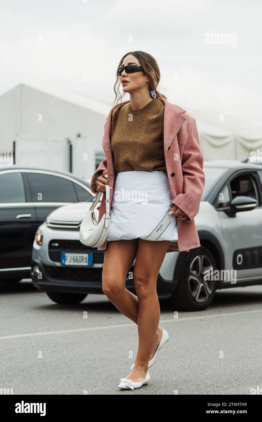 Tamara Kalinic indossa un pullover in maglia, una giacca oversize in camoscio rosa, una borsa Prada e muli, visti all'esterno della sfilata PRADA durante la settimana della moda milanese Foto Stock