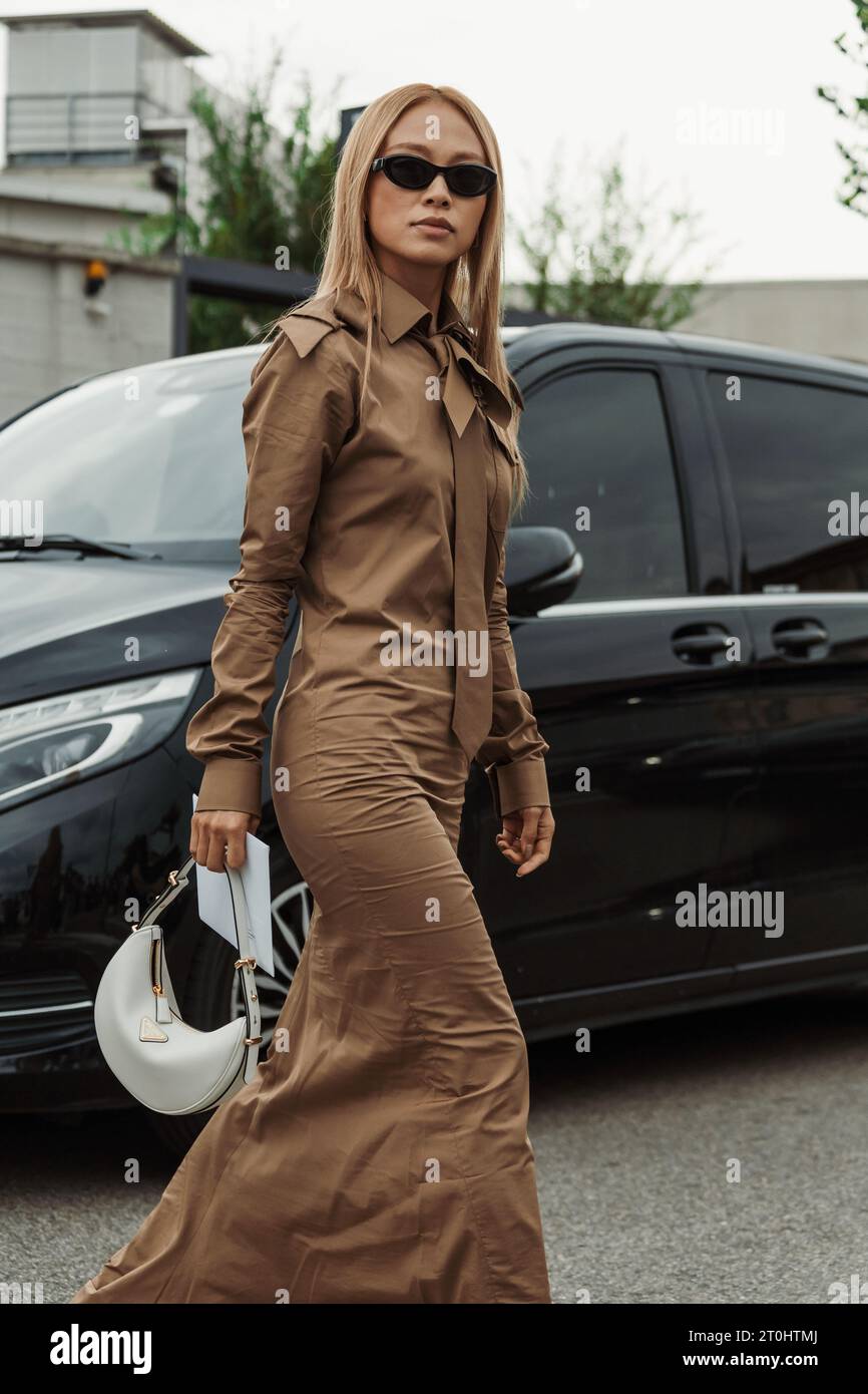 Niki Wu Jie indossa tutti i Prada: Abito e cravatta marrone, borsa bianca, vista all'esterno della sfilata PRADA durante la settimana della moda milanese Primavera/Estate 2024 Foto Stock