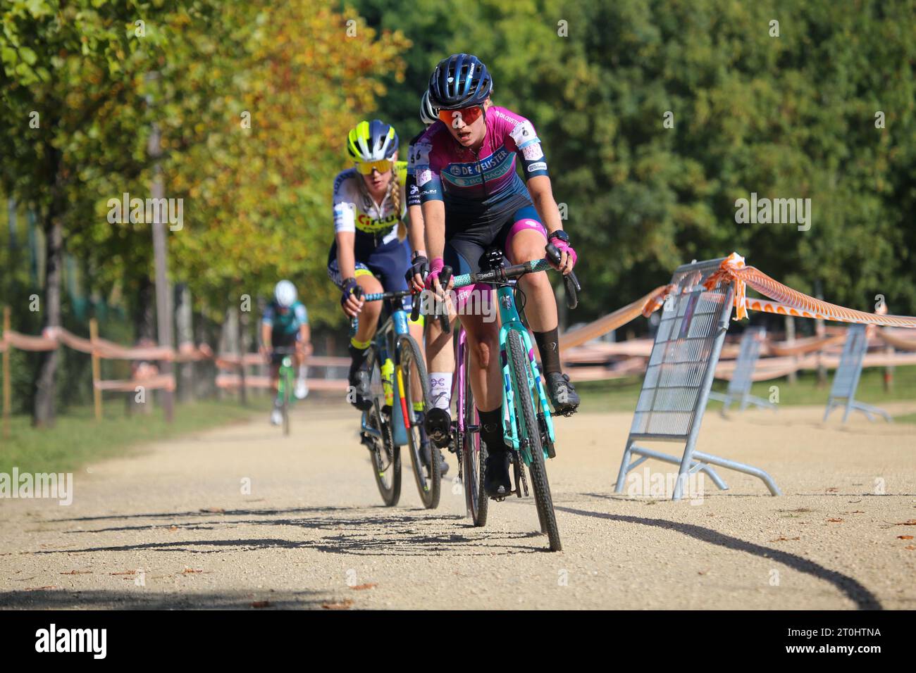 Pontevedra, Spagna, 7 ottobre 2023: La ciclista de Ceuster-Bonache Suzanne Verhoeven (6) guida un gruppo durante il test d'élite femminile del Gran Premio Cidade de Pontevedra 2023, il 7 ottobre 2023, a Pontevedra, Spagna. Credito: Alberto Brevers / Alamy Live News. Foto Stock