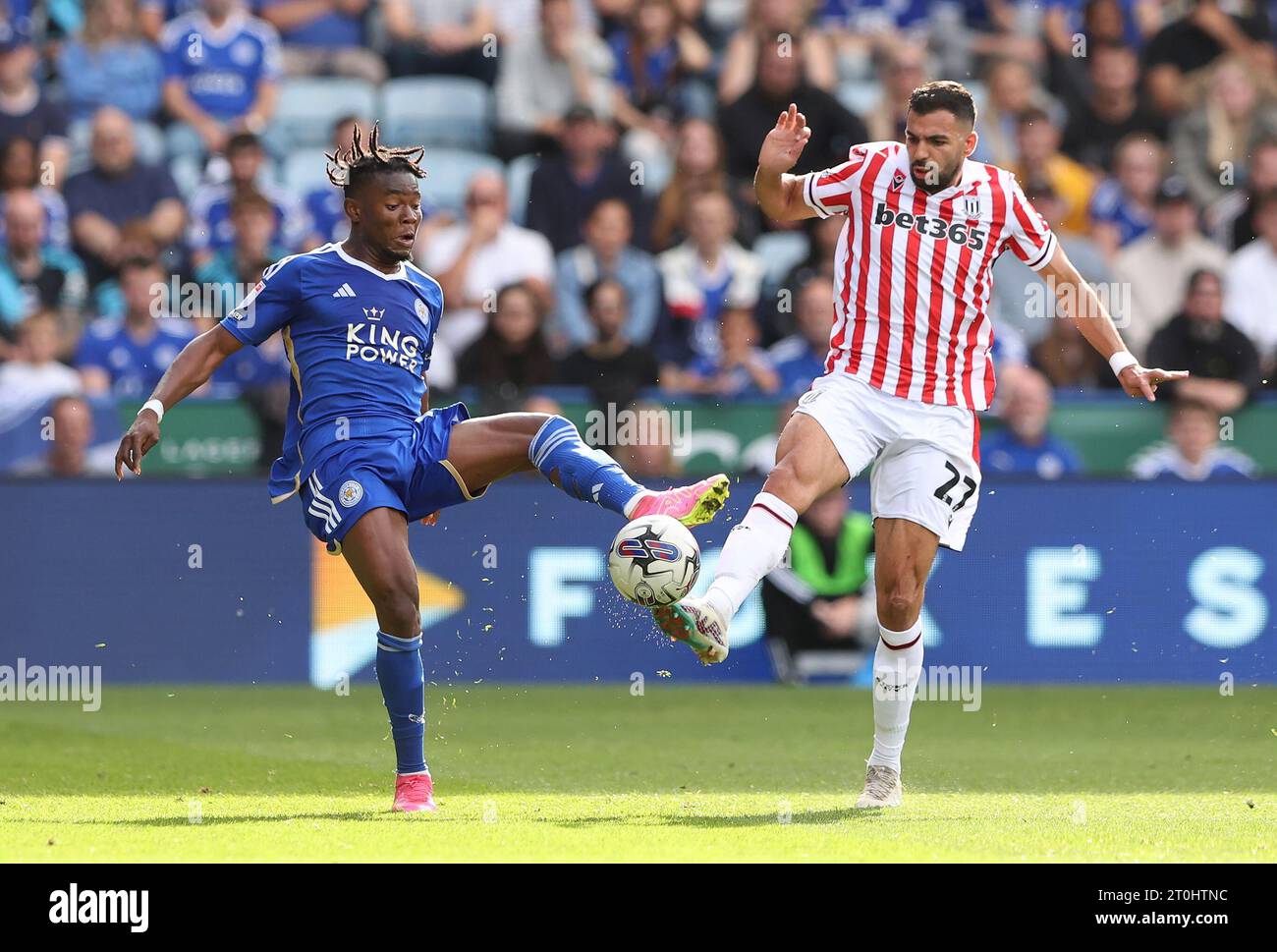 Abdul Fatawu di Leicester City e Mehdi Leris di Stoke City si battono per il pallone durante la partita del campionato Sky Bet al King Power Stadium di Leicester. Data immagine: Sabato 7 ottobre 2023. Foto Stock