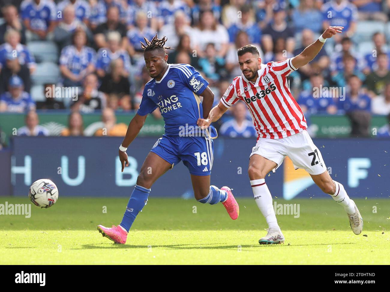 Abdul Fatawu di Leicester City e Mehdi Leris di Stoke City si battono per il pallone durante la partita del campionato Sky Bet al King Power Stadium di Leicester. Data immagine: Sabato 7 ottobre 2023. Foto Stock