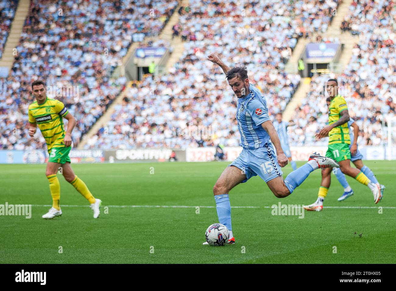 Coventry, Regno Unito. 7 ottobre 2023. Il Coventry's Liam Kitching in azione durante l'EFL Sky Bet Championship match tra Coventry City e Norwich City alla Coventry Building Society Arena, Coventry, Inghilterra, il 7 ottobre 2023. Foto di Stuart Leggett. Solo per uso editoriale, licenza necessaria per uso commerciale. Nessun utilizzo in scommesse, giochi o pubblicazioni di un singolo club/campionato/giocatore. Credito: UK Sports Pics Ltd/Alamy Live News Foto Stock