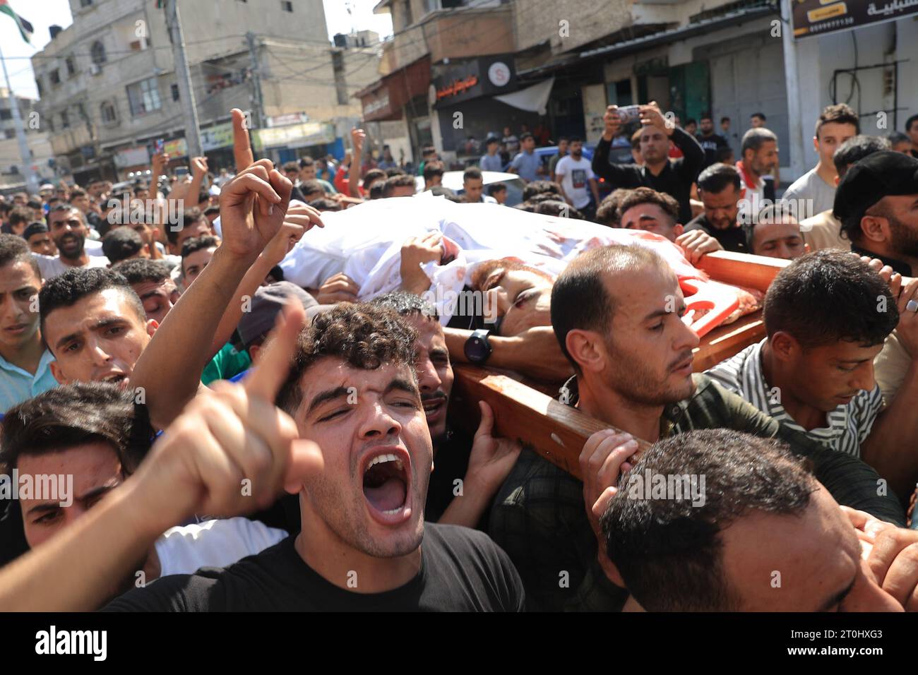 Khan Yunis, Gaza. 7 ottobre 2023. I palestinesi trasportano il corpo di una vittima che è stata uccisa in uno sciopero israeliano, a Khan Yunis nella Striscia di Gaza meridionale sabato 7 ottobre 2023. Decine di palestinesi sono stati uccisi e feriti dopo le incursioni israeliane a Gaza. Dicono fonti mediche. Foto di Ismael Mohamad/UPI. Crediti: UPI/Alamy Live News Foto Stock