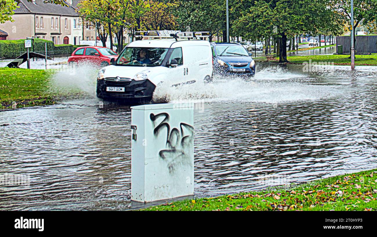 Glasgow, Scozia, Regno Unito. 7 ottobre 2023. Tempo nel Regno Unito: Bagnato e ventoso ha visto un diluvio in città e l'inondazione della rotonda della strada dell'assessore e della strada in knightswood . Credit Gerard Ferry/Alamy Live News Foto Stock
