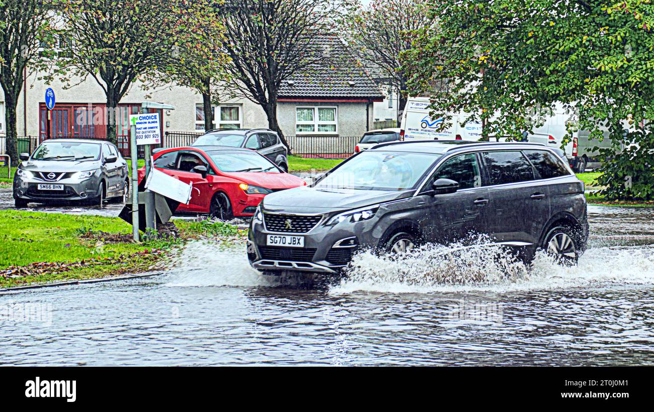 Glasgow, Scozia, Regno Unito. 7 ottobre 2023. Tempo nel Regno Unito: Bagnato e ventoso ha visto un diluvio in città e l'inondazione della rotonda della strada dell'assessore e della strada in knightswood . Credit Gerard Ferry/Alamy Live News Foto Stock
